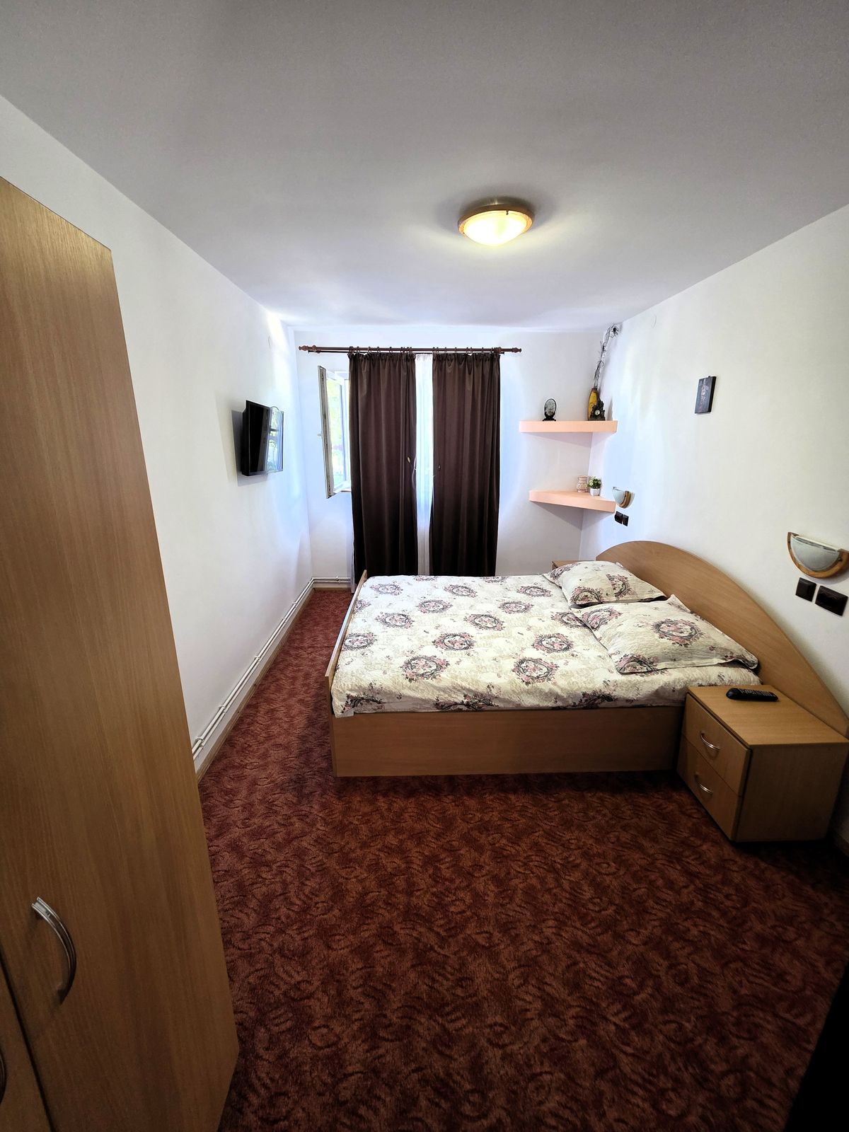 Camera 1 — pat dublu și covor roșiatic la Casa Veverița