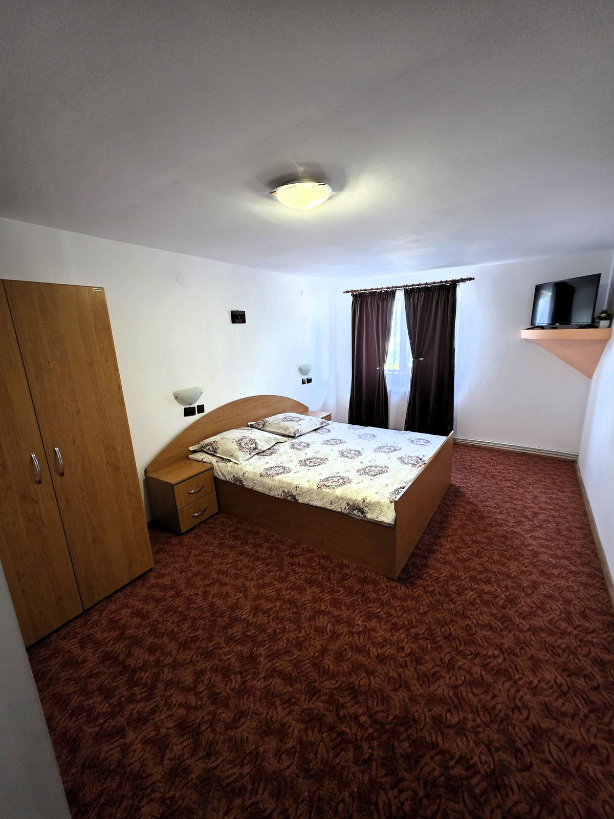 Camera 2 — pat dublu și covor roșiatic la Casa Veverița